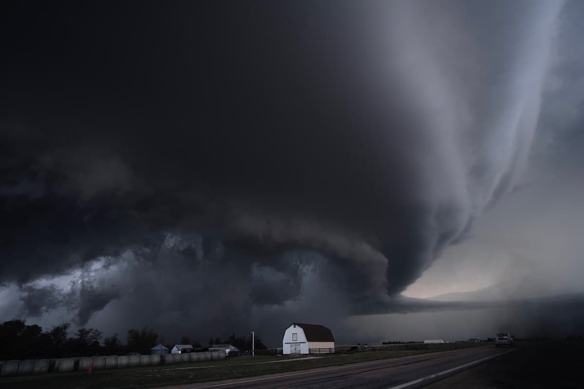 Supercell storm cloud illustrating severe thunderstorm watch vs warning conditions